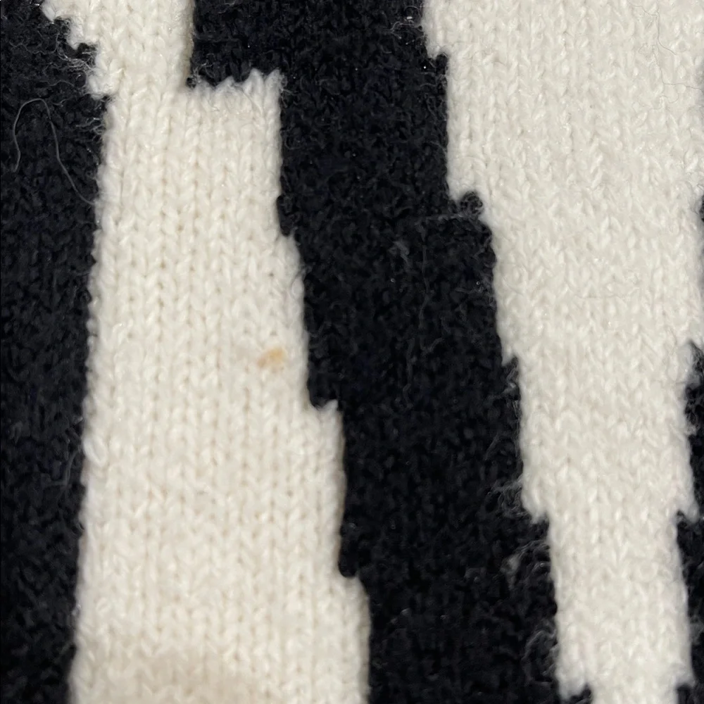 Old Navy Cream Sweater with Black 'LOVE' XXL - Picture 5 of 5